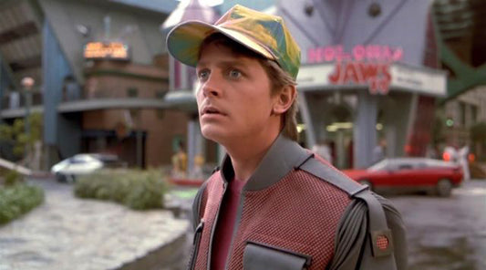 las gorras más famosas del cine. Mcflay luce su gorra en la pelicula regreso al futuro.